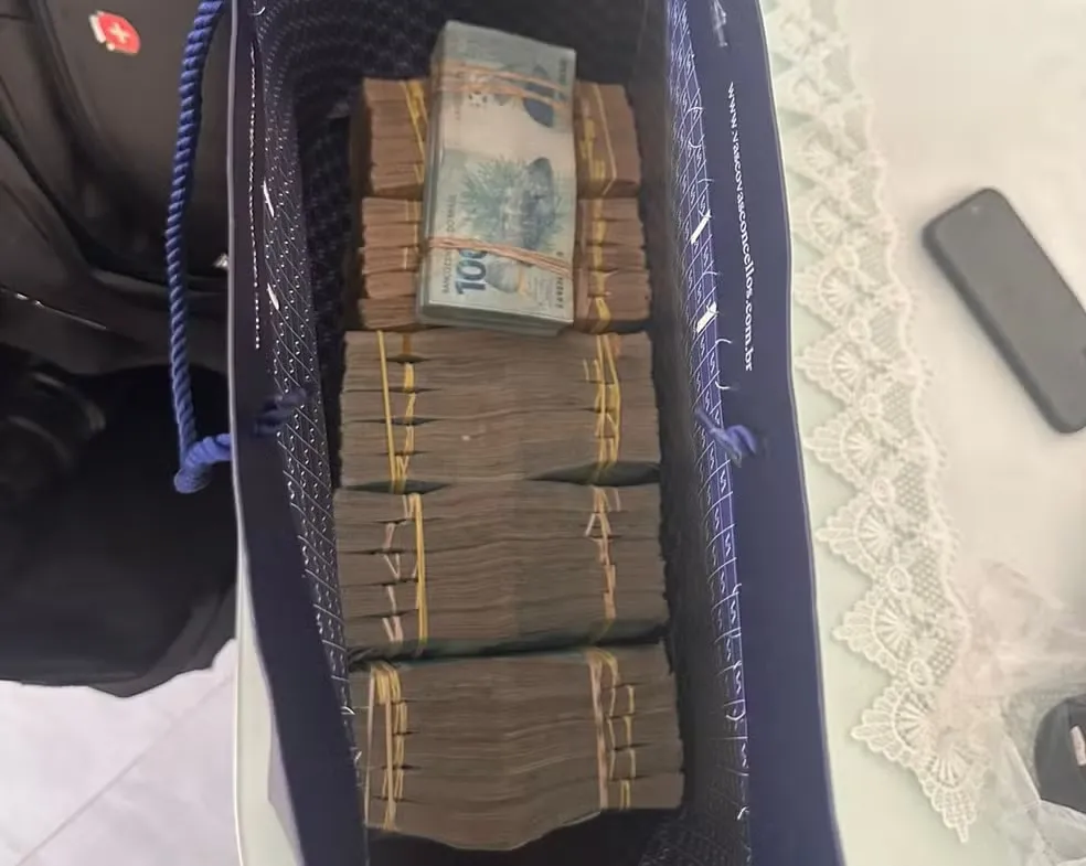 Vereador do União Brasil joga sacola de dinheiro pela janela antes de ser preso pela PF